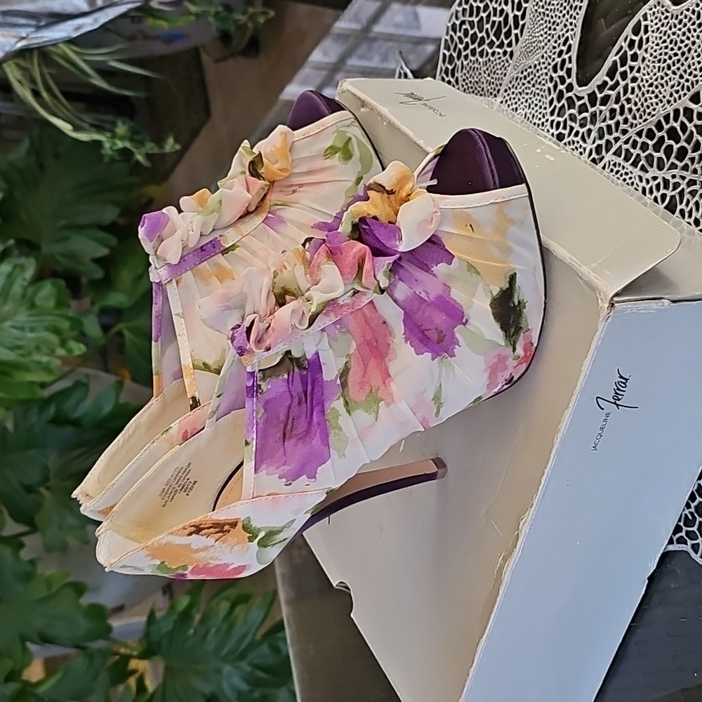 LAVENDER FLORAL FABRIC UPPER HEELS - Picture 6 of 6